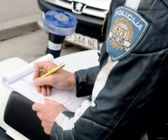 Slika PU_I/vijesti/2012/policajac piše kaznu 1.jpg